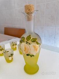 Bicchieri limoncello con bottiglia