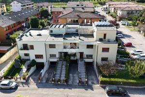 VILLA A SCHIERA A LAVAGNO