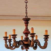 Elegante lampadario a braccia in ottone e legno