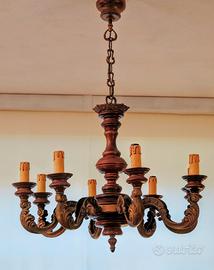Elegante lampadario a braccia in ottone e legno