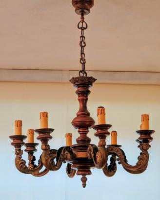 Elegante lampadario a braccia in ottone e legno
