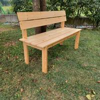 Panchina in legno per esterno.