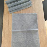 Quattro tovagliette e un runner grigio