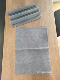 Quattro tovagliette e un runner grigio