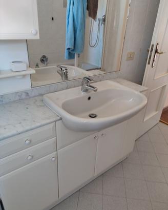Mobile bagno bianco completo di lavabo