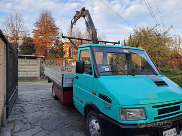 Iveco daily con gru cassone fisso