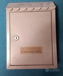 cassetta per le lettere in metallo color grigio