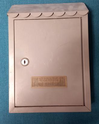 cassetta per le lettere in metallo color grigio