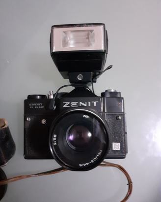 Macchina fotografica analogica zenit ttl