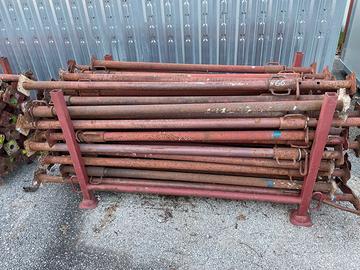 Puntelli usati su barelle di acciaio