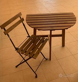 Tavolo e sei sedie pieghevoli da giardino