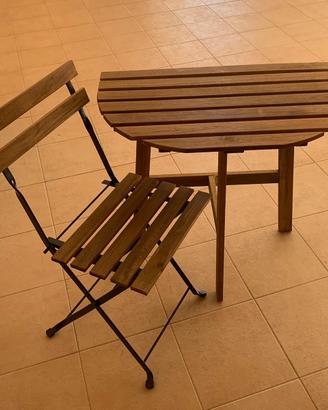 Tavolo e sei sedie pieghevoli da giardino