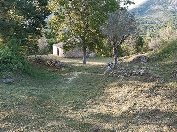 Incantevole fabbricato in pietra con terreno a Cas