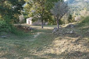 Incantevole fabbricato in pietra con terreno a Cas