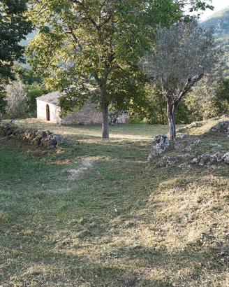 Incantevole fabbricato in pietra con terreno a Cas