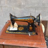 Macchina da cucire Singer con mobiletto