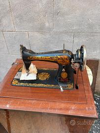 Macchina da cucire Singer con mobiletto