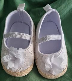 scarpette neonata con ricami e fiocco on tessuto 