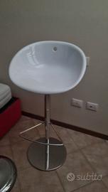 sgabello in resina di plastica