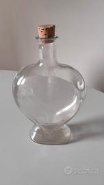 Bottiglia in vetro a forma di cuore con tappo