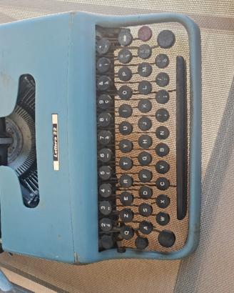 Macchina da scrivere Olivetti 22