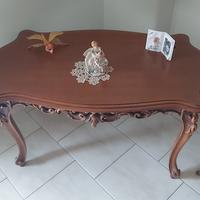 tavolino in legno stile classico con intagli