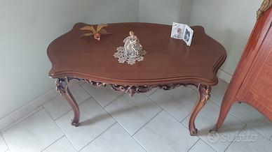 tavolino in legno stile classico con intagli