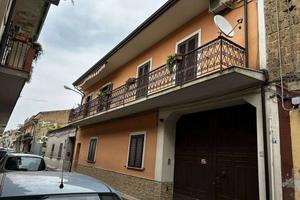 Casa indipendente di 590 m² con più di 5 locali e 