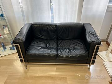 Divano in pelle nero