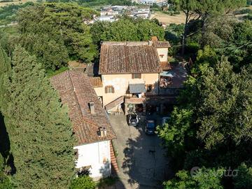 Rustico / Casale di 870 m² con più di 5 locali e b