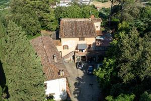Rustico / Casale di 870 m² con più di 5 locali e b