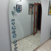 Specchio da ingresso con disegno ornamentale 