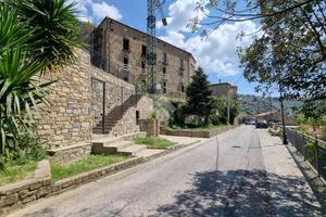 2 LOCALI A MONTECORICE