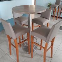 tavolini alti con sgabelli