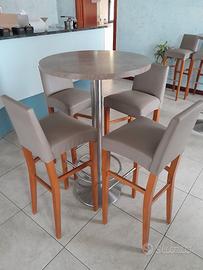 tavolini alti con sgabelli