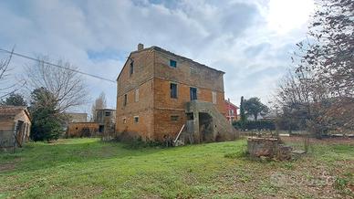 Casa colonica con terreno e annessi