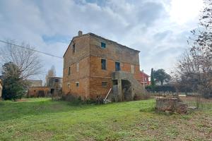 Casa colonica con terreno e annessi