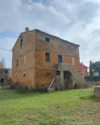 Casa colonica con terreno e annessi