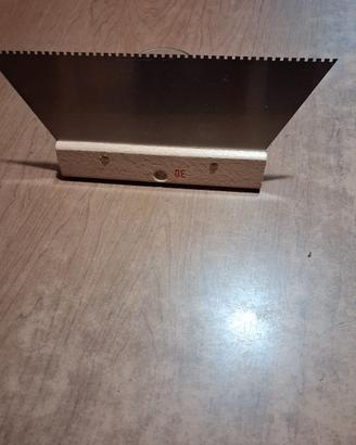 Spatola  dentata in acciaio