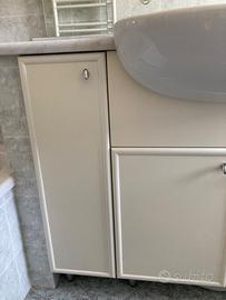 Specchio bagno più mobile sotto lavabo