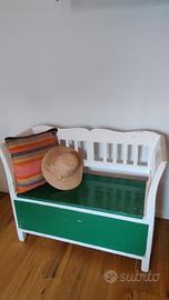 panca vintage con contenitore 