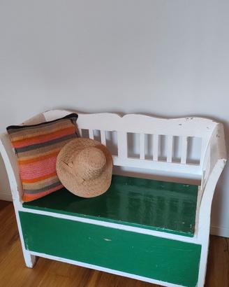 panca vintage con contenitore 
