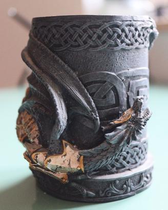 portapenne decorato con drago