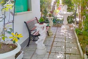 Trilo Galvani_cortile_clima_250 m dal mare_cod G2