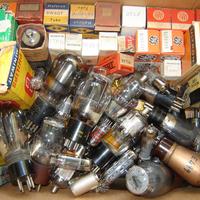 scatola con vecchie valvole radio tv