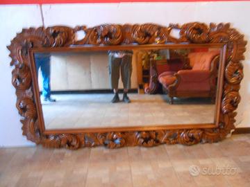 specchio con cornice intagliata