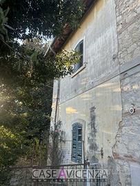 Casa da ristrutturare in aperta campagna