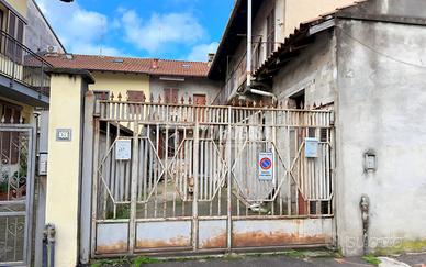 Intero cortile da ristrutturare