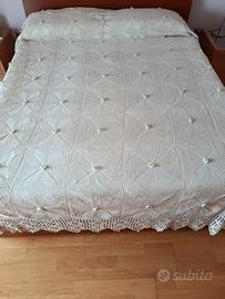 Copriletto matrimoniale ricamato a mano