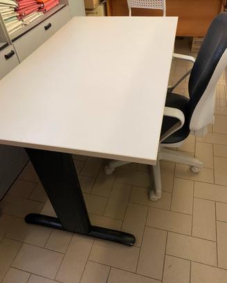 Scrivania da ufficio professionale con cassettiera